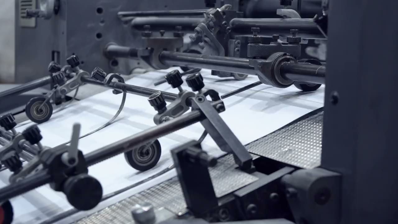 Anleger einer Bogenoffsetmaschine, Papierbogen werden eingezogen