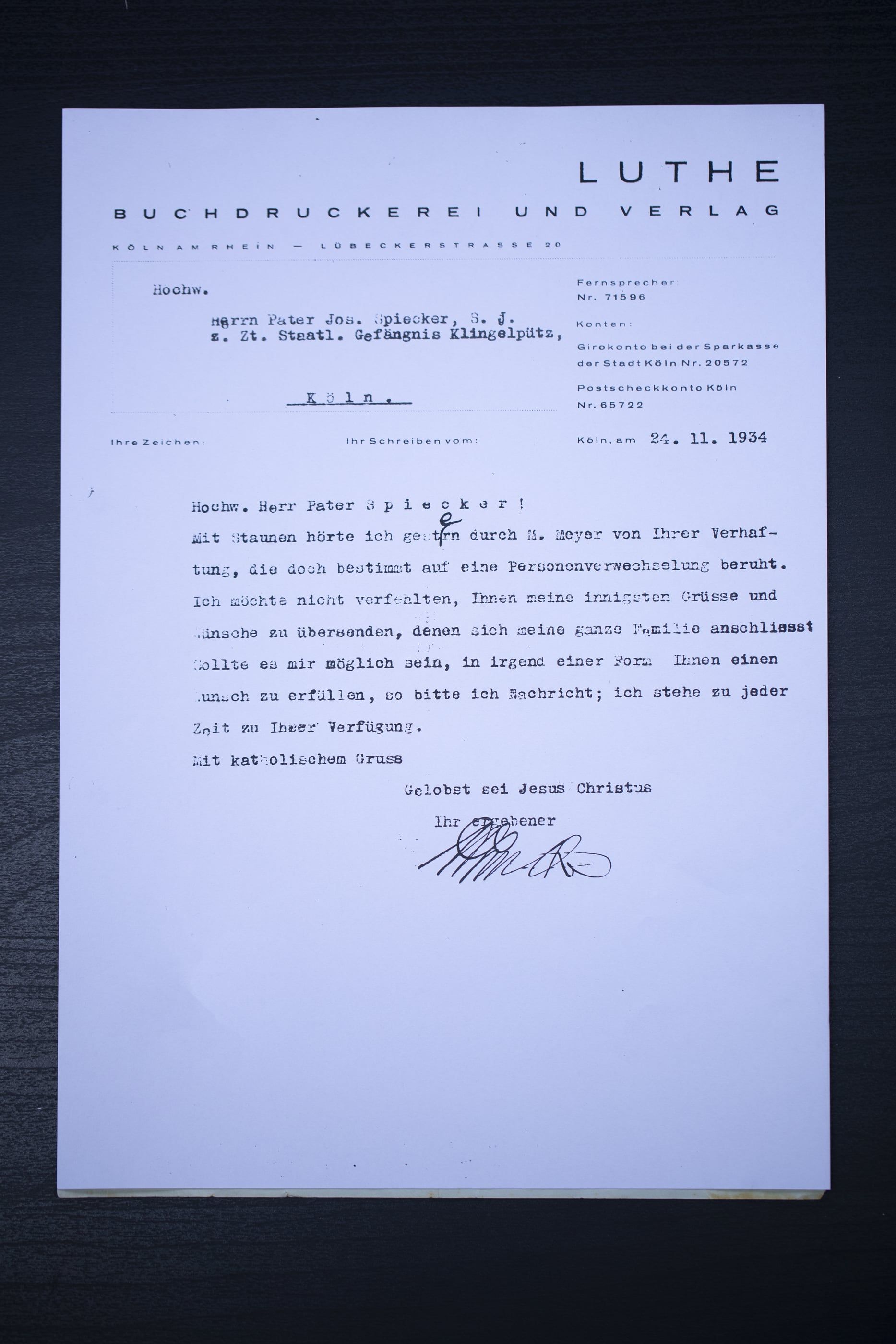 Briefbogen „LUTHE Buchdruckerei und Verlag, Köln am Rhein, Lübeckerstrasse 20“ mit einem maschinengeschriebenen Brief an Pater Josef Spiecker