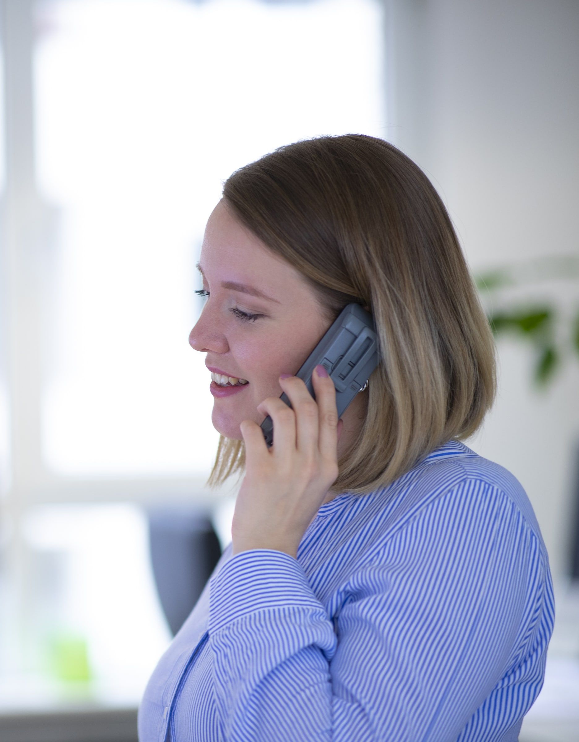 Alexandra Luthe telefoniert im Büro und lächelt
