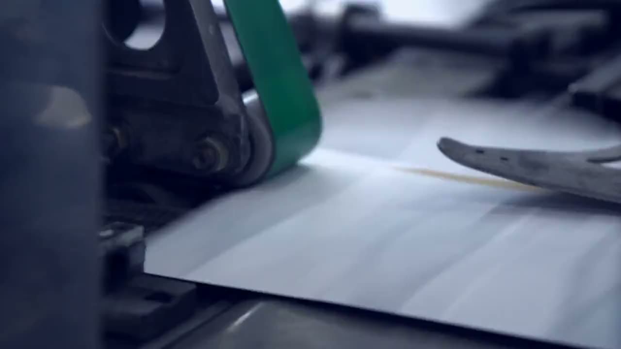 Kuvertiermaschine: Briefe laufen über das Band
